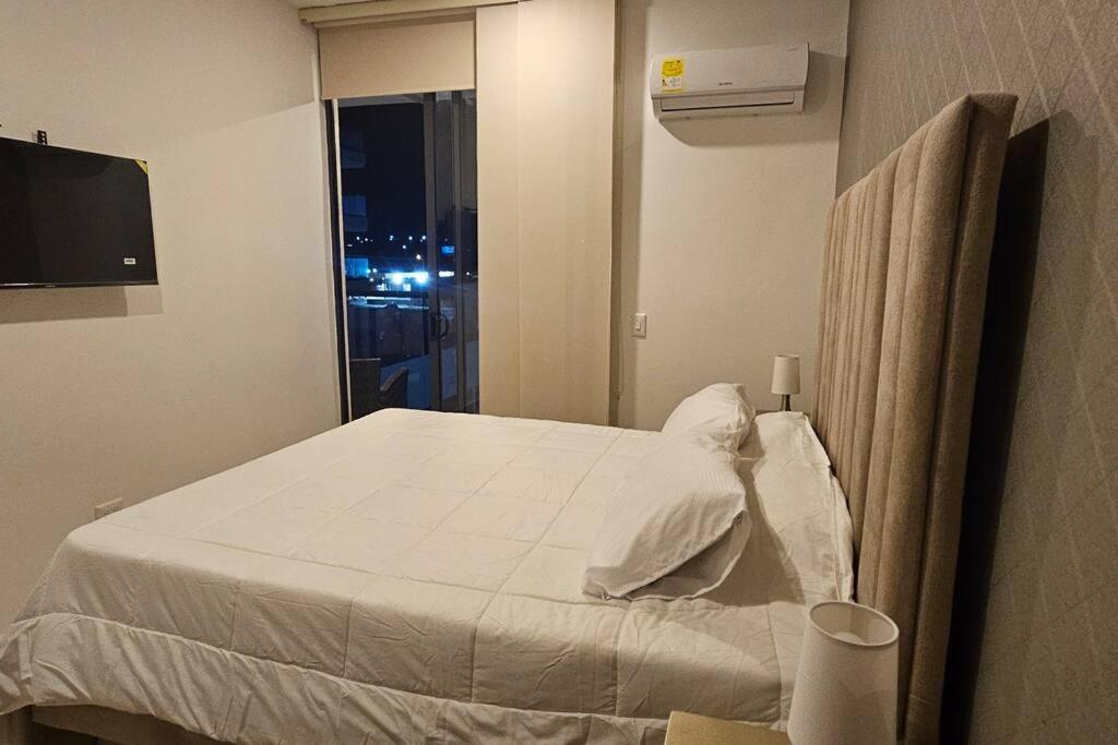 Celeste A Pasos Del Mar Y Aeropuerto Apartamento